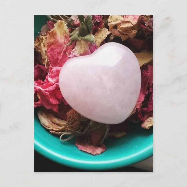 Carte Postale Rose Quartz Coeur dans un lit de pétales Roses (Devant)