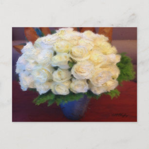 Carte Postale Roses blanches dans un vase bleu
