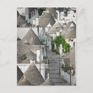 Carte Postale Rue avec trulli maisons à Alberobello, Pouilles