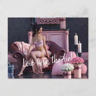Carte Postale Saint Valentin Beauté en Lingerie sur le canapé