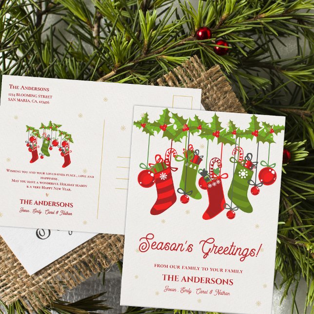 Carte Postale Salutations de la saison Noël Stockage famille (Season’s Greetings Christmas Stockings Family Postcard)