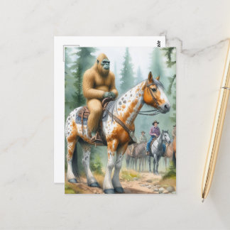 Carte Postale Sasquatch fait du cheval sur un sentier