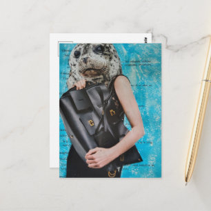 Carte Postale Sceau surréaliste avec un énorme sac noir