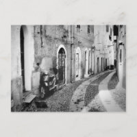 Scooter dans une rue en Italie en noir et blanc