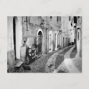 Carte Postale Scooter dans une rue en Italie en noir et blanc