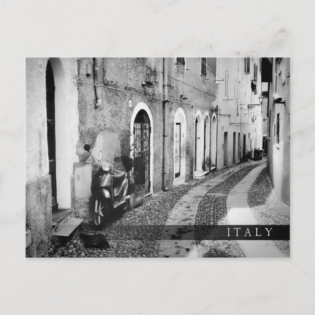 Carte Postale Scooter dans une rue en Italie en noir et blanc (Devant)