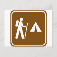 Sentier randonnée avec panneau routier Camping