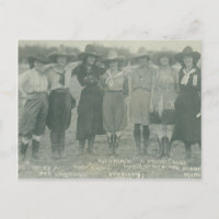 Sept cow-girls de rodéo posant pour une