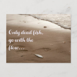 Carte Postale Seulement les poissons morts vont avec le flux - D