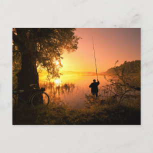 Carte Postale Silhouette du pêcheur sur le lac au coucher du sol