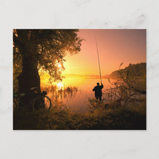 Carte Postale Silhouette du pêcheur sur le lac au coucher du sol (Devant)