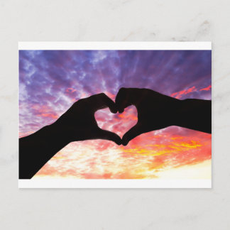 Carte Postale Silhouette main en forme de coeur et beau ciel