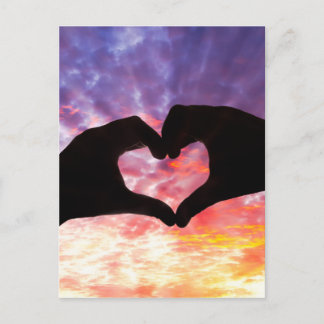 Carte Postale Silhouette main en forme de coeur et beau ciel
