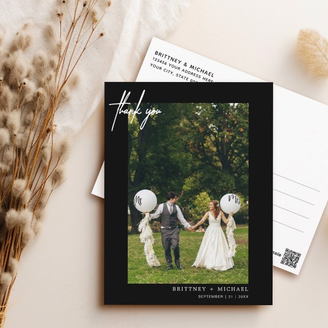Carte Postale Simple photo noire Merci moderne (Elegant hand lettered thank you wedding postcard with a minimalistic design perfect for any couple.)