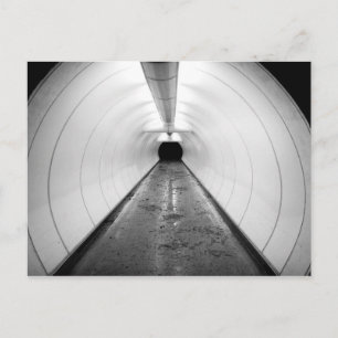 Carte Postale Singapour. Un tunnel piétonnier illuminé à