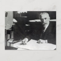 Sir Edward Elgar travaille sur une partition d'orc