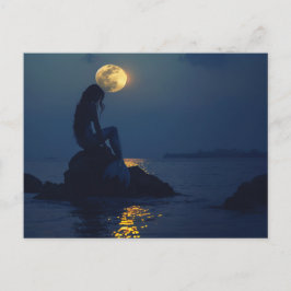 Carte Postale Sirène assise sur un rocher la nuit