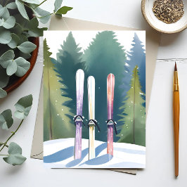 Carte Postale Skis dans la Neige | Aquarelle de Skieur de Forêt 