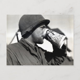 Carte Postale Soldat américain 2ème guerre mondiale buvant de la