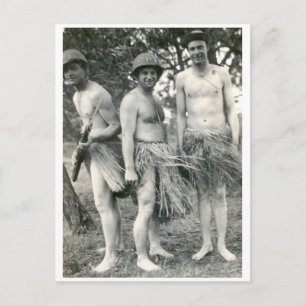 Carte Postale Soldats 2ème guerre mondiale en jupe d'herbe
