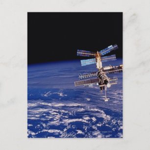 Carte Postale Station spatiale Mir flottant au-dessus de la Terr