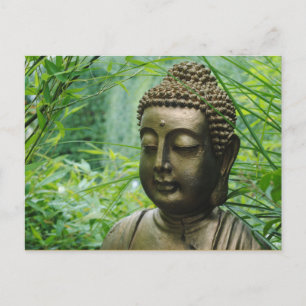 Carte Postale Statue de Bouddha paisible dans une forêt verte ve
