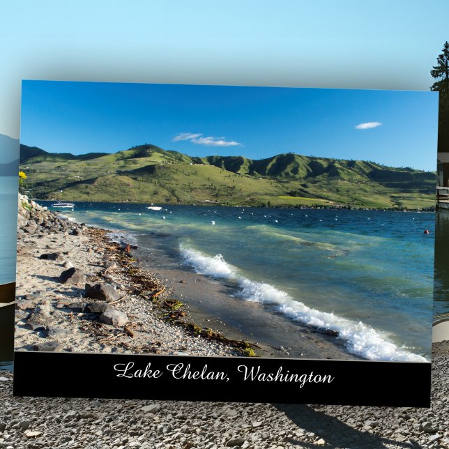 Carte Postale Sunny Lake Chelan Beach Pittoresque État de Washin (Sunny Lake Chelan beach with waves, sand, and Cascade hills - a peaceful Washington escape.)