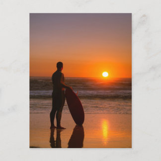 Carte Postale Surfer observant les vagues