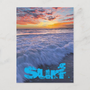 Carte Postale Surfer sur les vagues de la plage au coucher du so