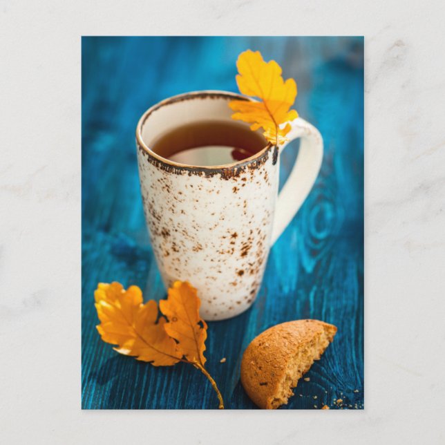 Carte Postale Tasse De Thé Et Feuilles D'Automne Sur Bois Bleu (Devant)