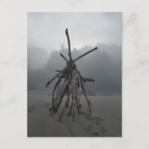 Carte Postale Teepee en bois flotté de la plage brumeuse Forêt b