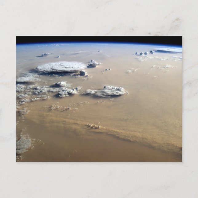 Carte Postale Tempête de poussière à travers les mers de sable d (Devant)