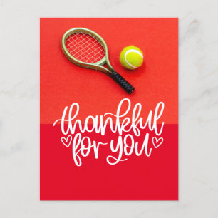 Carte Postale Tennis avec raquette et boules sur le rouge pour l