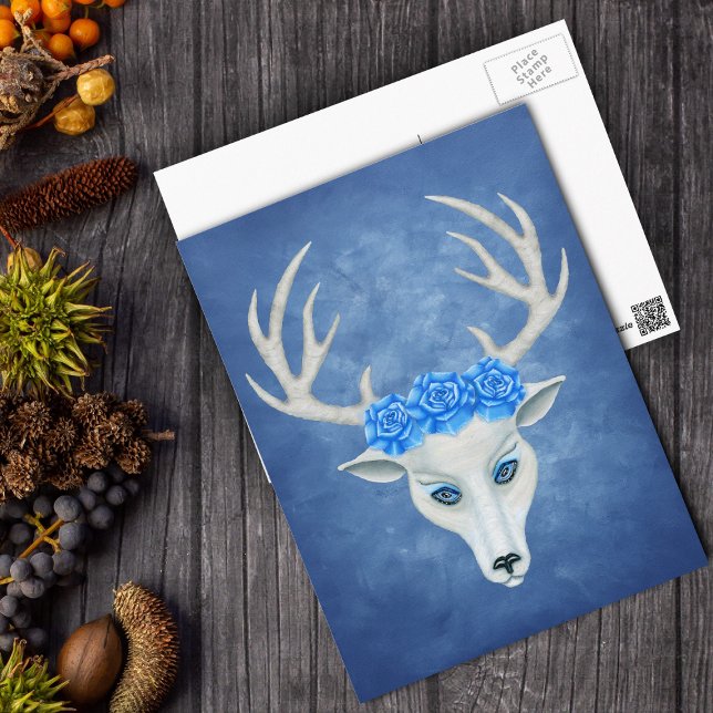 Carte Postale Tête de cerf blanc avec Antlers Big Blue Roses (Surreal white fantasy deer head with antlers and big blue roses on blue postcard.)