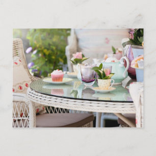 Carte Postale Thé et gâteaux dans le jardin l'après-midi