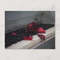 Touches de piano avec une rose rouge