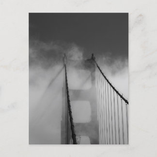 Carte Postale Tour du pont Golden Gate entourée de brouillard