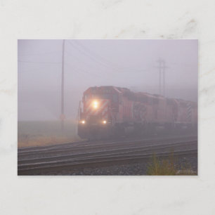 Carte Postale Train de marchandises circulant dans le brouillard
