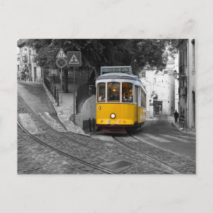 Carte Postale Tramway jaune classique à Lisbonne.