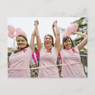 Carte Postale Trois jeunes femmes habillées en rose à