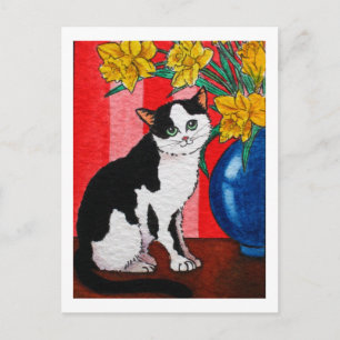 Carte Postale Tuxedo chat avec des jonquilles dans un vase bleu