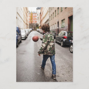 Carte Postale Un adolescent qui dribble le basket-ball