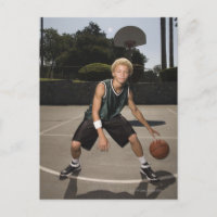 Un adolescent sur un terrain de basket