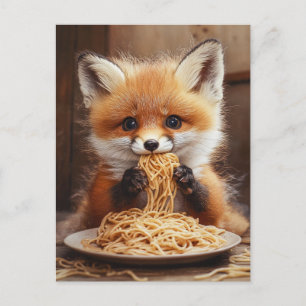 Carte Postale Un adorable bébé renard rouge mangeant des spaghet