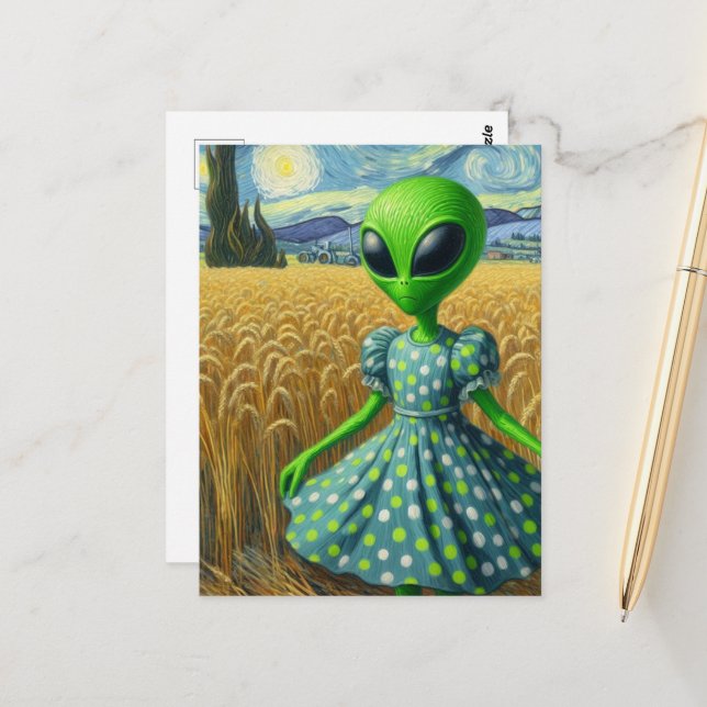 Carte Postale Un Alien vert dans un champ de blé (Devant/Arrière en situation)