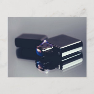 Carte Postale Un briquet Zippo. Art