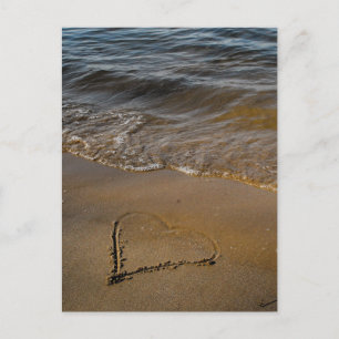 Carte Postale Un cœur sur du sable et aux couleurs de l'arc-en-c