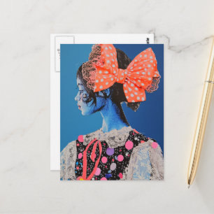 Carte Postale Un collage coloré de dame avec un grand nœud