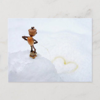 Carte Postale Un elfe d'Acorn fait un coeur jaune dans la neige