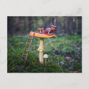 Carte Postale Un elfe de cacre se repose sur un champignon